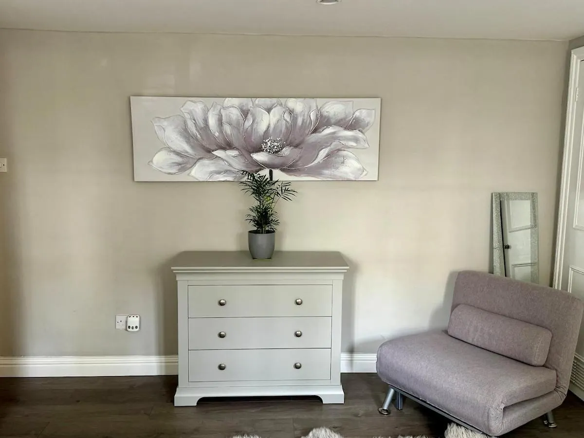 Stylish Garden Apartment In Central Cheltenham