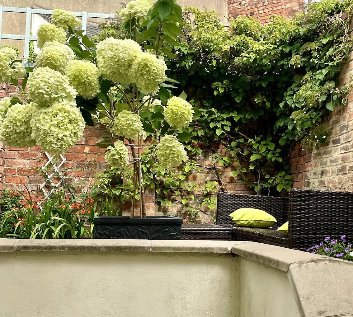 Stylish Garden Apartment In Central Cheltenham