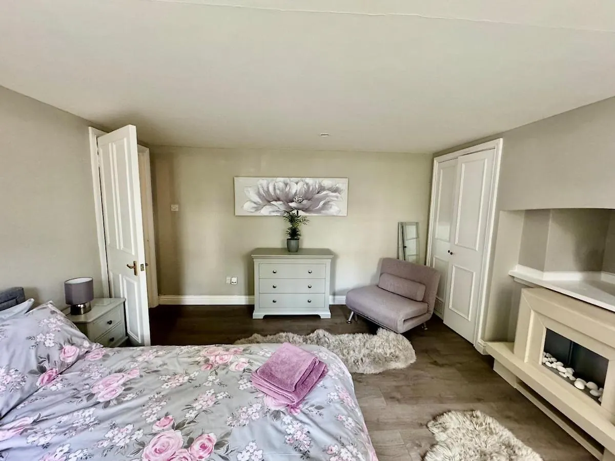 Stylish Garden Apartment In Central Cheltenham