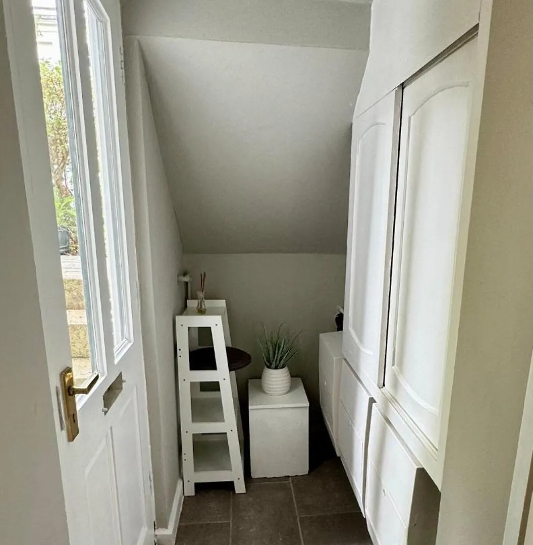 Stylish Garden Apartment In Central Cheltenham