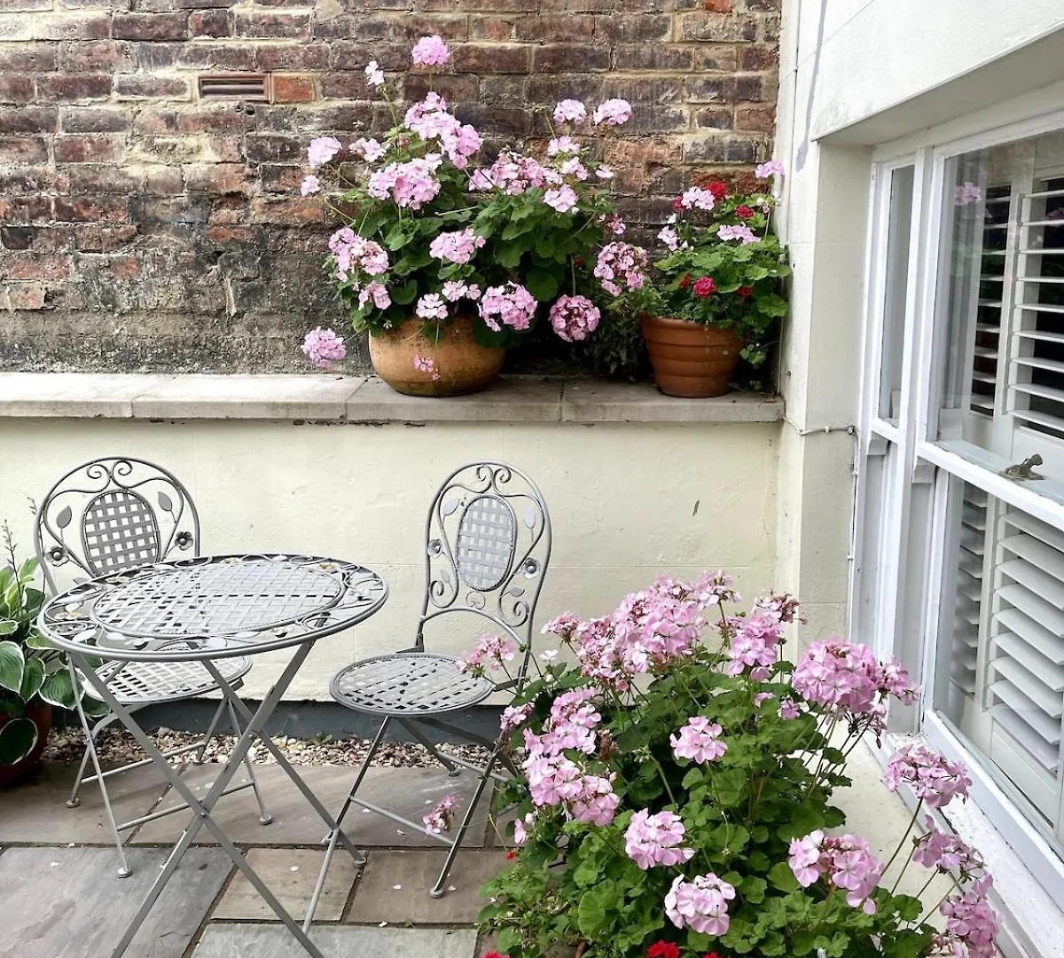 Stylish Garden Apartment In Central Cheltenham